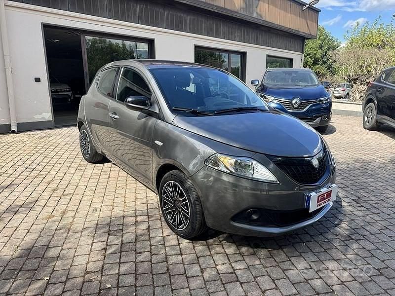 Grigio Usata 2023 Lancia Ypsilon S Due volumi | 12.990 € (Buon prezzo) - Immagine 1/4