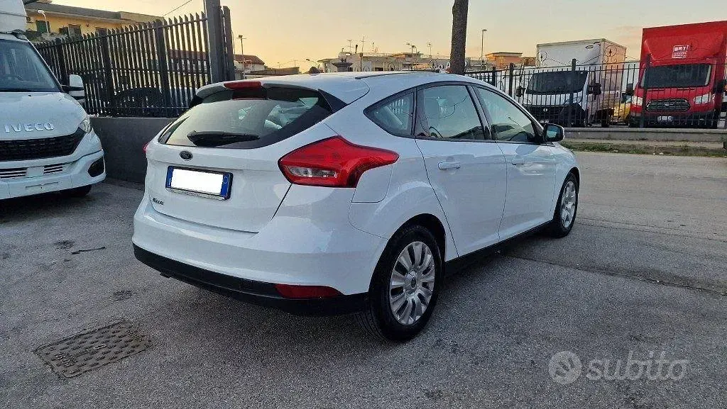 Usata Ford Focus 95 CV (69 kW) 2017 Bianco pastello Berlina