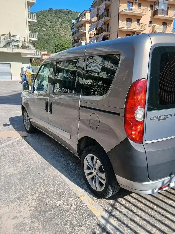 Usata Opel Combo 87 CV (63 kW) 2013 Marrone Monovolume
