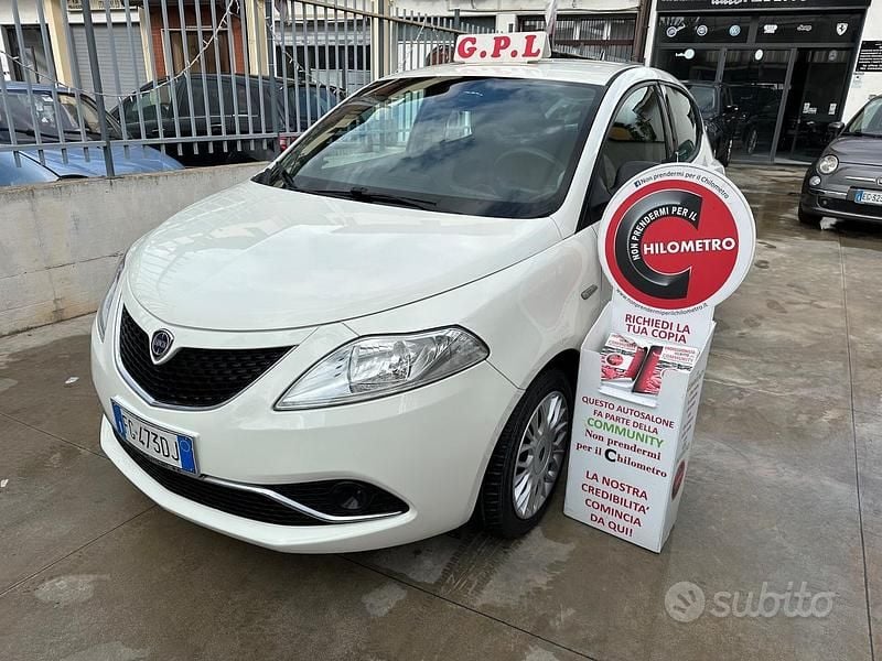 Usata Lancia Ypsilon Silver 69 CV (50 kW) 2016 Bianco Utilitaria