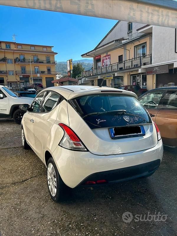 Begagnad Lancia Ypsilon 95 HK (69 kW) 2012 Vit Halvkombi