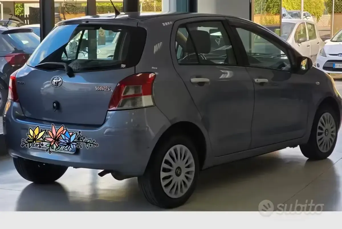 Usata Toyota Yaris 65 CV (47 kW) 2010 Grigio Utilitaria