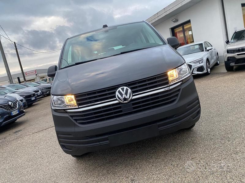 Usata VW Caravelle Trendline 110 CV (80 kW) 2022 Grigio Monovolume