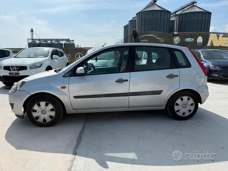 Usata Ford Fiesta Ghia 74 CV (54 kW) 2006 Grigio Utilitaria