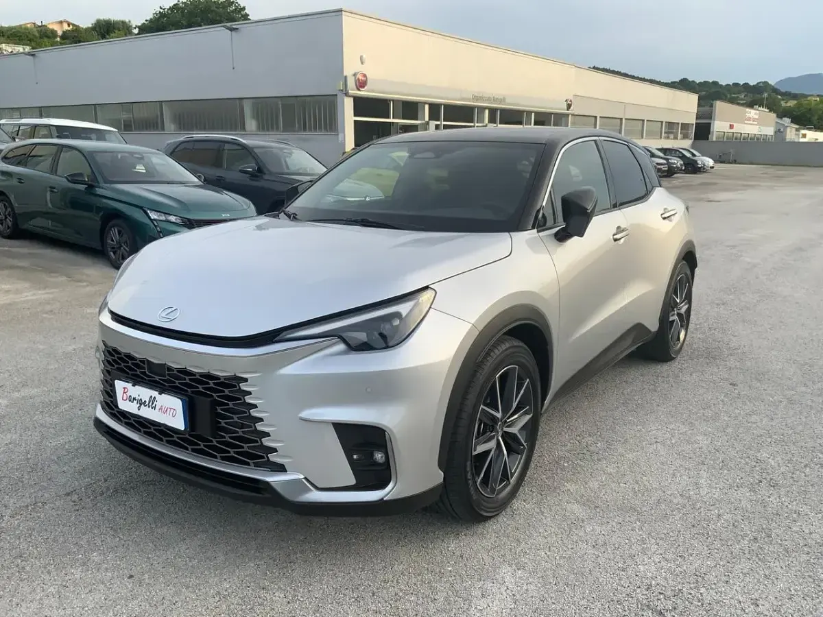 Usata Lexus LBX 91 CV (66 kW) 2024 Argento SUV