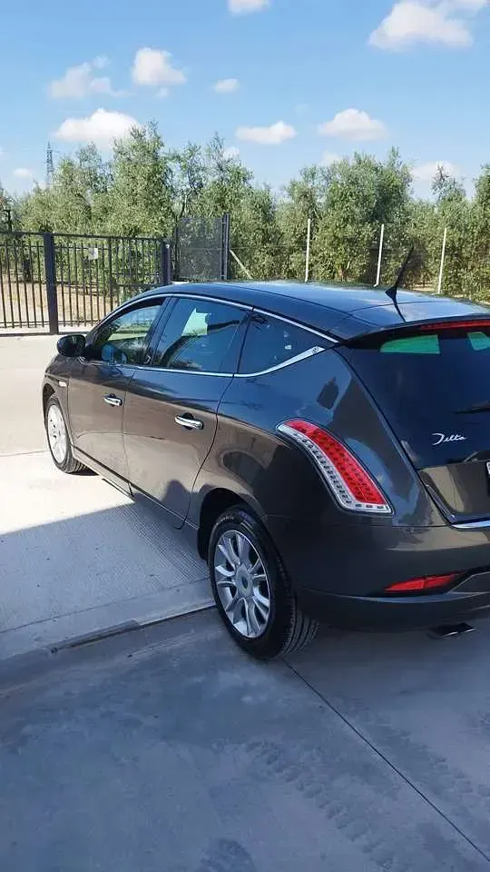 Usata Lancia Delta Gold 105 CV (77 kW) 2014 Grigio canna di fucile Utilitaria