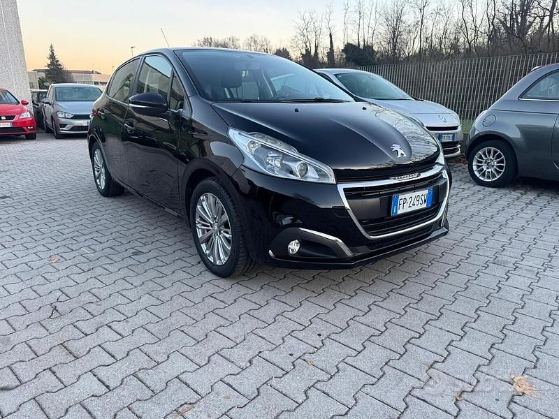 Usata Peugeot 208 Active 81 CV (59 kW) 2018 Nero Utilitaria