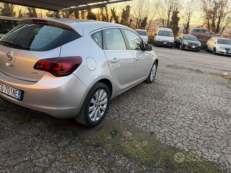 Usata Opel Astra Cosmo 110 CV (80 kW) 2010 Grigio Berlina