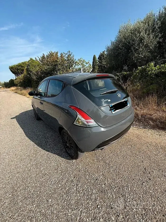 Usata Lancia Ypsilon 69 CV (50 kW) 2015 Grigio Utilitaria