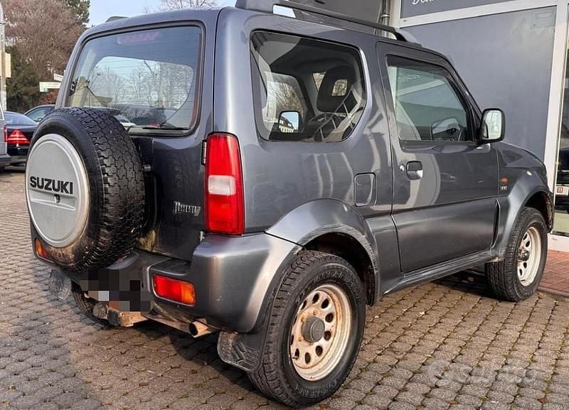 Usata Suzuki Jimny 85 CV (62 kW) 2007 Grigio SUV