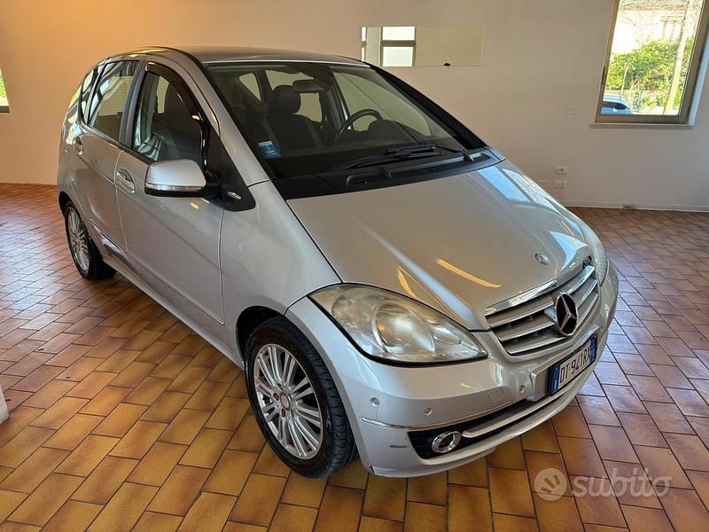 Grigio Usata 2009 Mercedes A150 Tre volumi | 2500 € (Buon prezzo) - Immagine 1/4