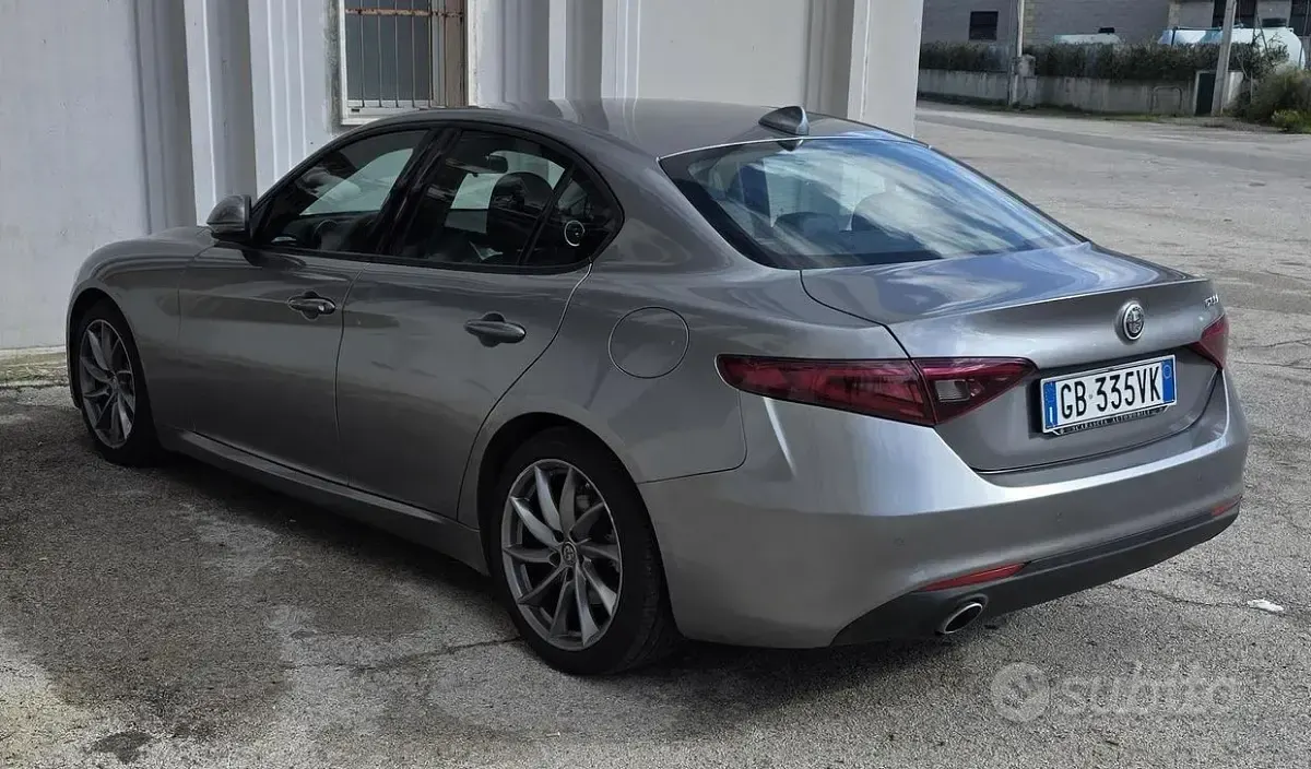 Usata Alfa Romeo Giulia 160 CV (117 kW) 2020 Grigio Berlina
