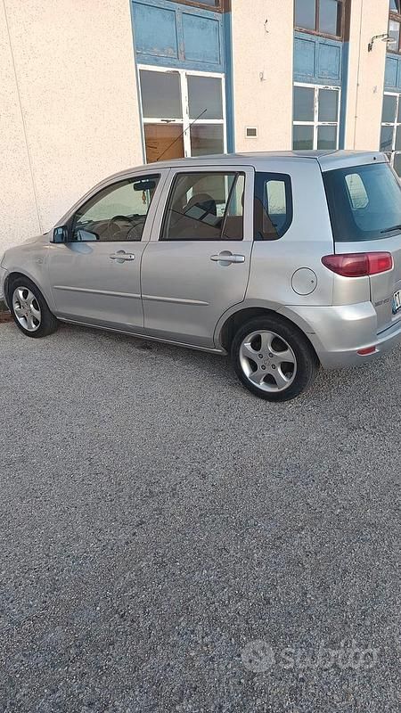 Usata Mazda 2 68 CV (50 kW) 2005 Grigio Utilitaria