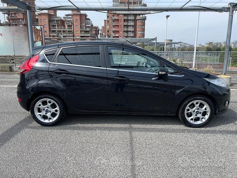 Usata Ford Fiesta Titanium 82 CV (60 kW) 2012 Nero Utilitaria
