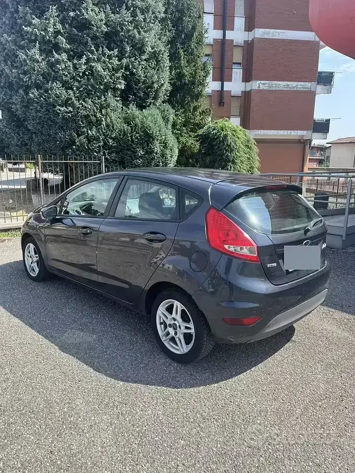 Usata Ford Fiesta 90 CV (66 kW) 2009 Grigio Utilitaria