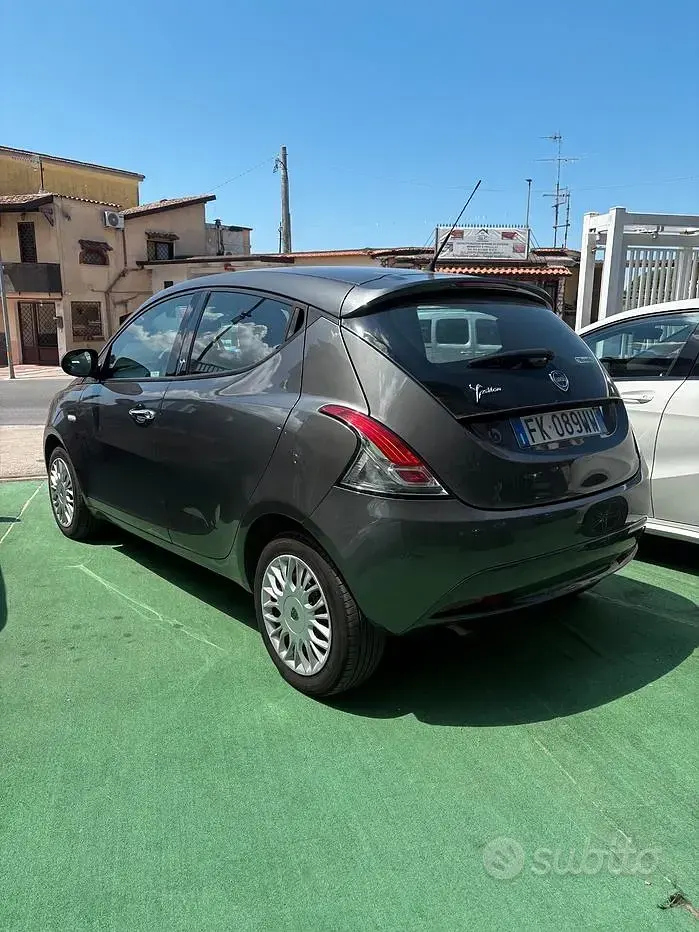 Usata Lancia Ypsilon Silver 69 CV (50 kW) 2017 Grigio Utilitaria