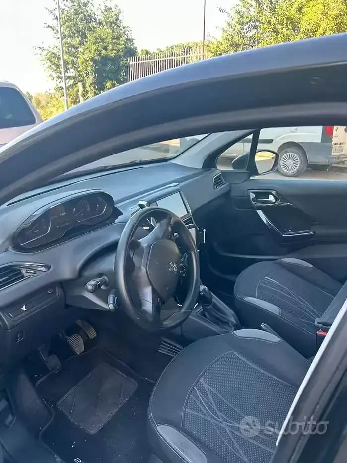 Usata Peugeot 208 90 CV (66 kW) 2014 Nero Utilitaria