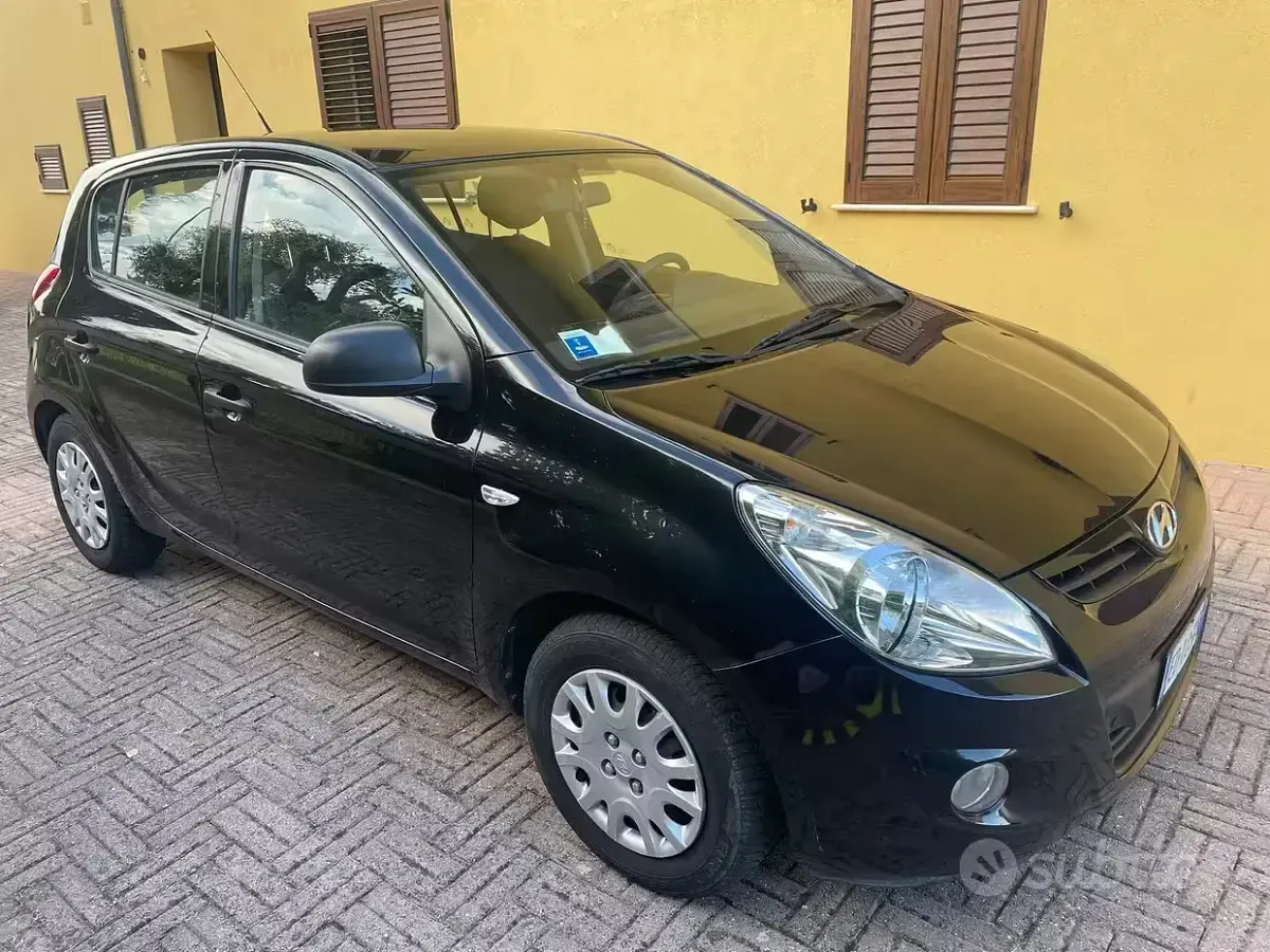 Usata Hyundai i20 Comfort 78 CV (57 kW) 2010 Nero Utilitaria
