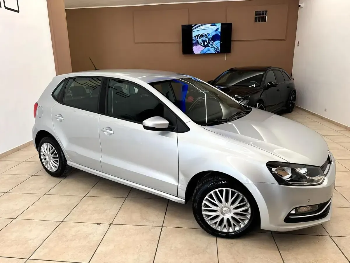 Usata VW Polo Trendline 75 CV (55 kW) 2015 Argento Berlina