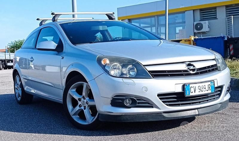 Usata Opel Astra GTC Enjoy 101 CV (74 kW) 2005 Grigio Berlina