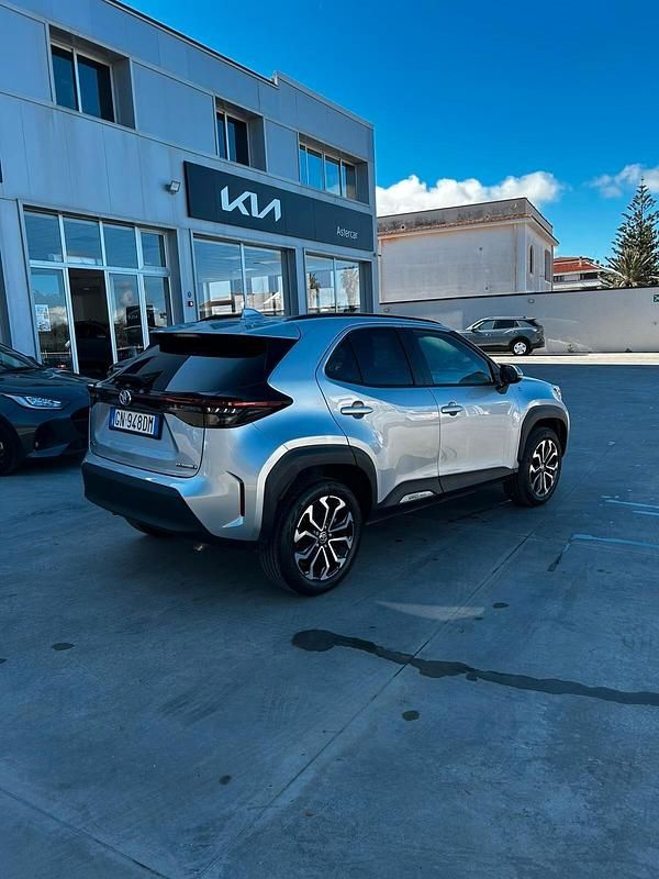 Usata Toyota Yaris Hybrid Lounge 92 CV (67 kW) 2023 Grigio Station wagon