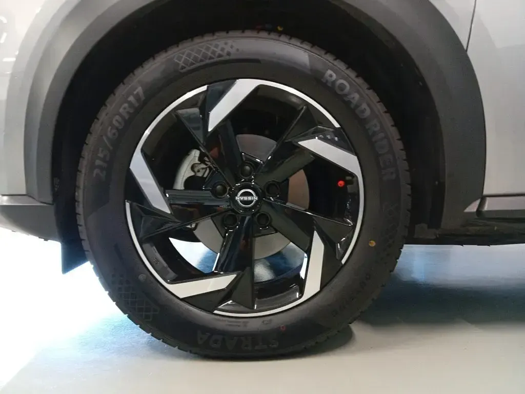 Usata Nissan Juke N-Connecta 143 CV (105 kW) 2024 Argento / pastello SUV