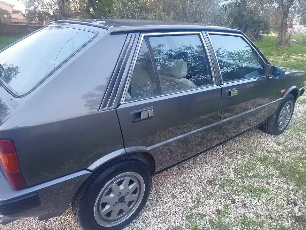 Usata Lancia Delta 75 CV (55 kW) 1989 Utilitaria