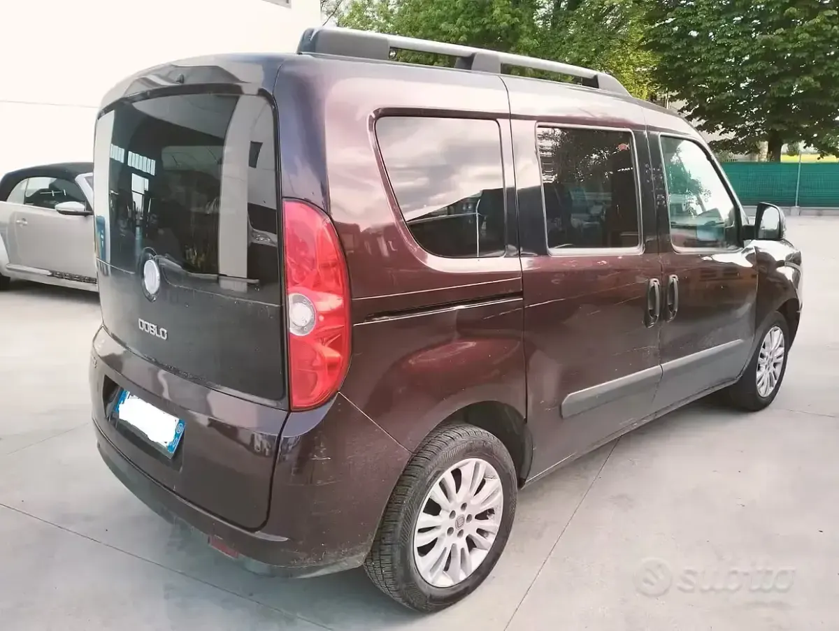 Usata Fiat Doblò 120 CV (88 kW) 2011 Rosso Monovolume