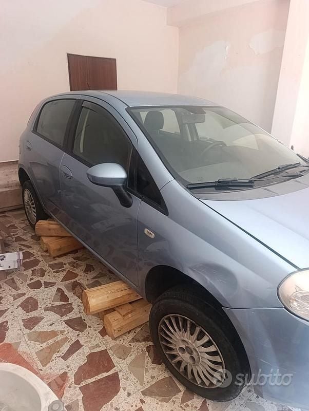 Grigio Usata 2011 Fiat Grande Punto Due volumi | 2400 € (Super prezzo) - Immagine 1/4
