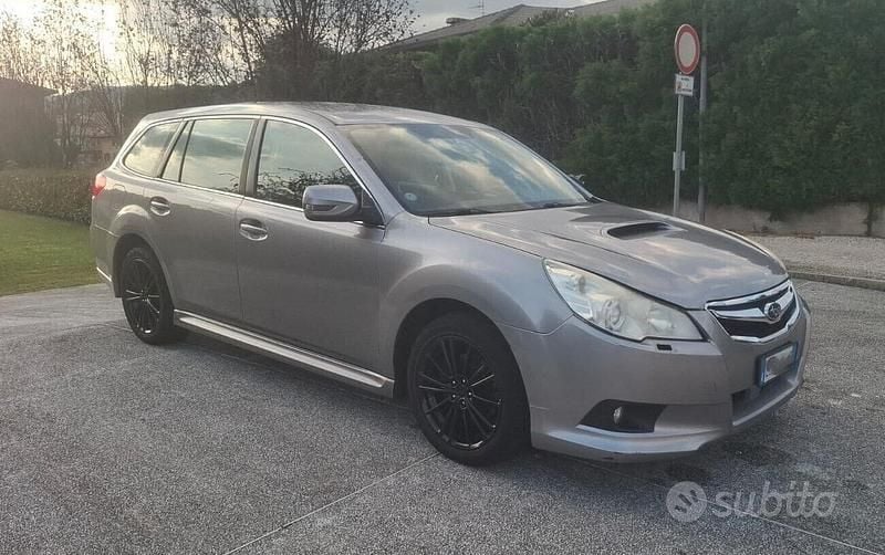Usata Subaru Legacy Trend 150 CV (110 kW) 2011 Grigio Station wagon