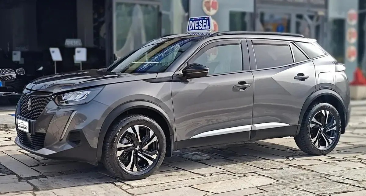 Usata Peugeot 2008 Allure 131 CV (96 kW) 2023 Grigio SUV