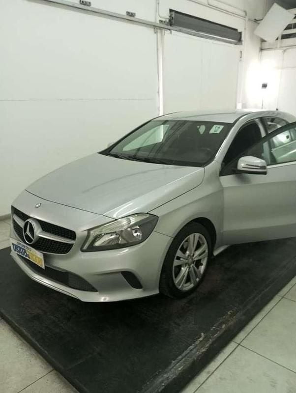 Argento metallizzato Usata 2017 Mercedes A200 Tre volumi | 17.900 € (Buon prezzo) - Immagine 1/4