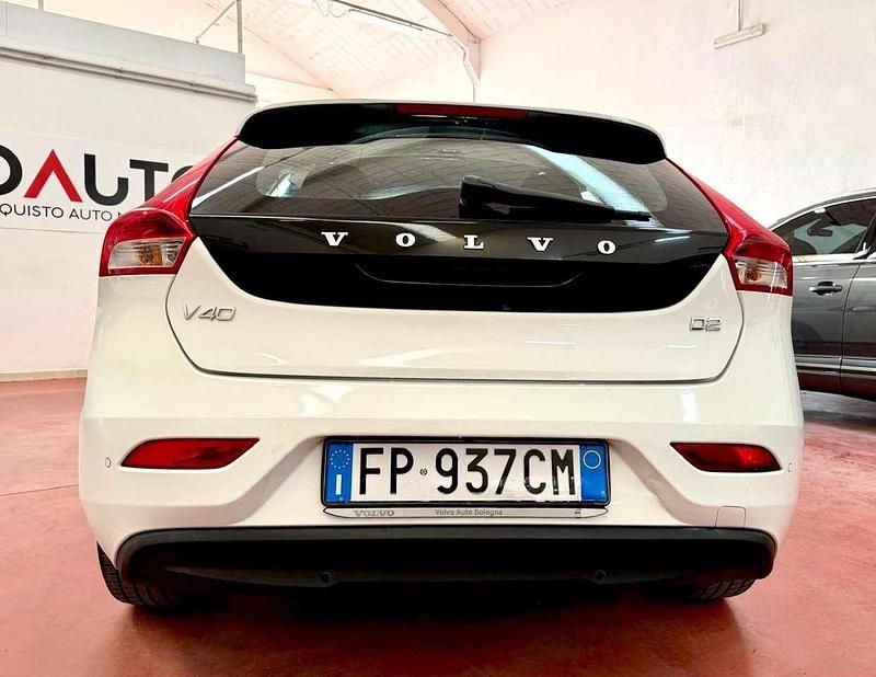 Usata Volvo V40 Momentum 120 CV (88 kW) 2018 Bianco Berlina