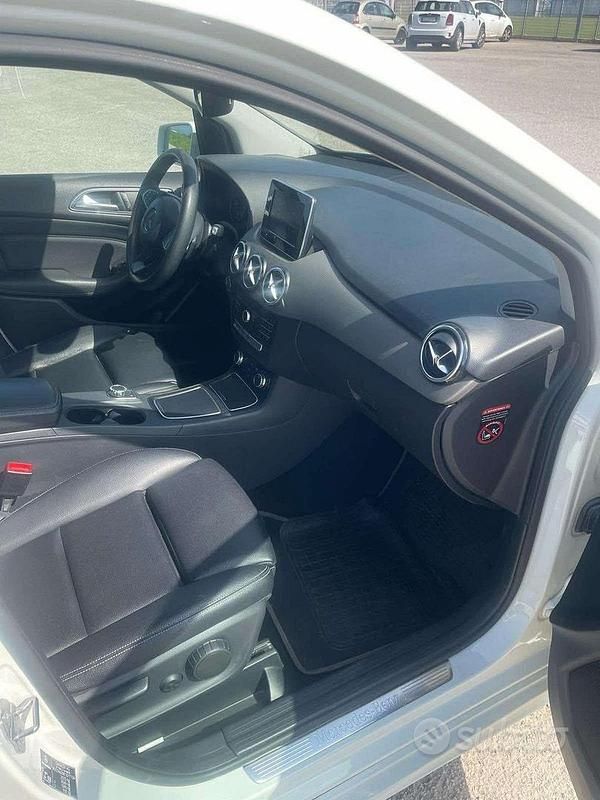 Usata Mercedes B200 156 CV (114 kW) 2018 Bianco Utilitaria