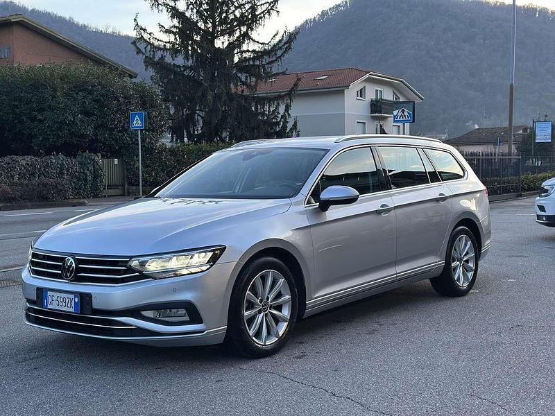 Usata VW Passat Executive 150 CV (110 kW) 2021 Reflexsilber metallic Station wagon