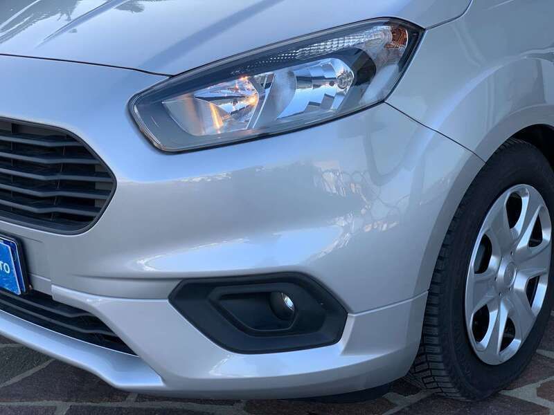 Usata Ford Tourneo Courier 75 CV (55 kW) 2020 Argento Monovolume