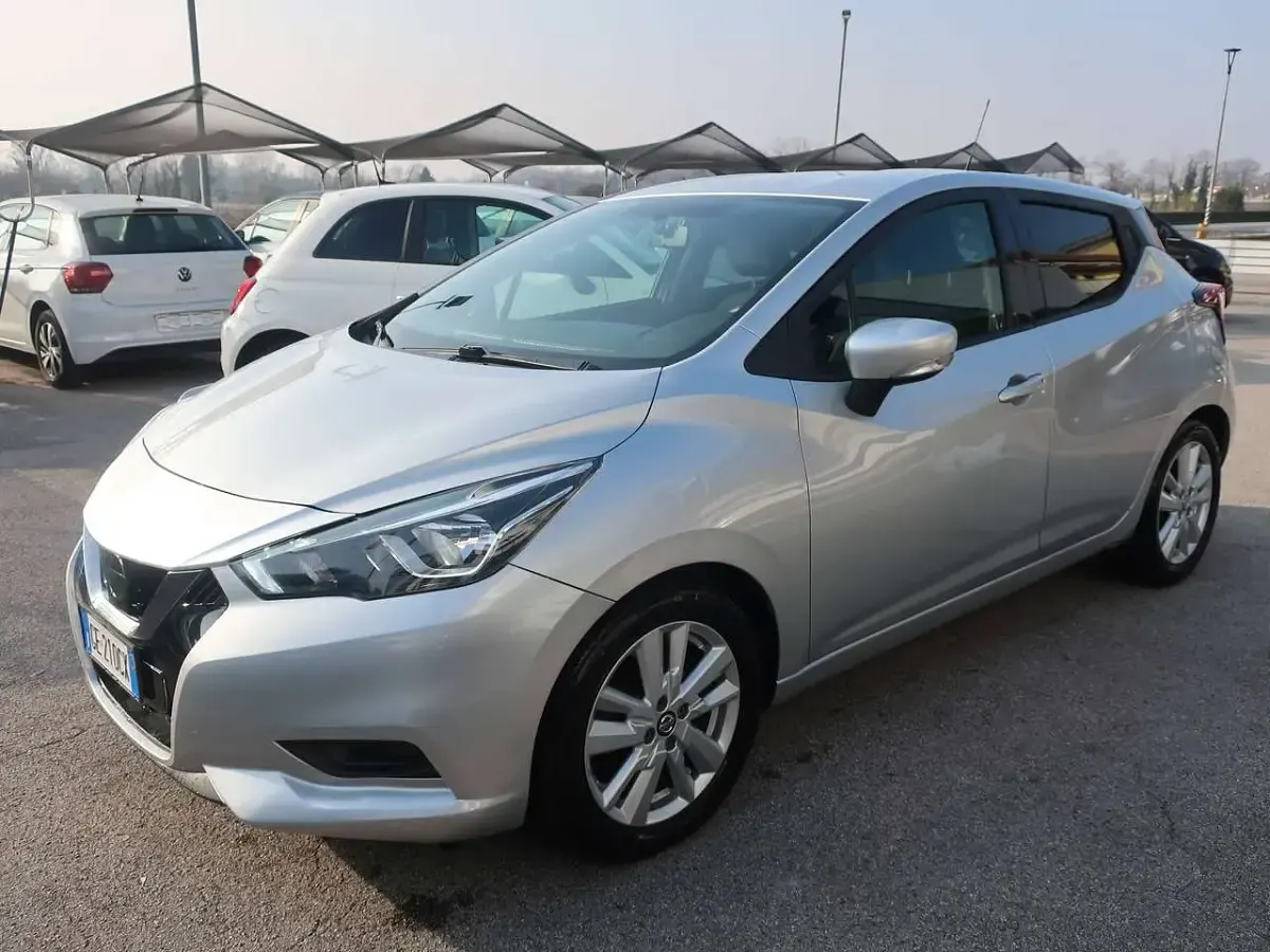 Usata Nissan Micra Acenta 101 CV (74 kW) 2021 Argento metallizzato Utilitaria