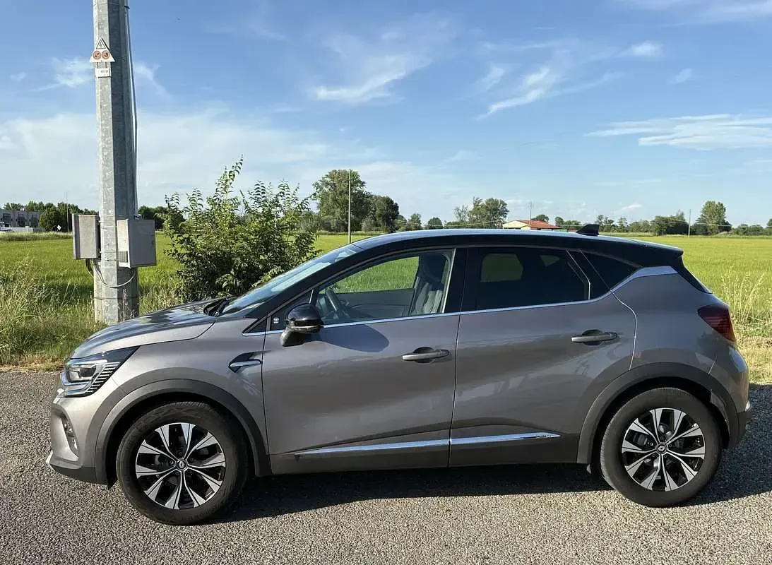 Usata Renault Captur 101 CV (74 kW) 2023 Grigio SUV