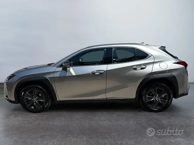 Usata Lexus UX 152 CV (111 kW) 2023 Giallo SUV