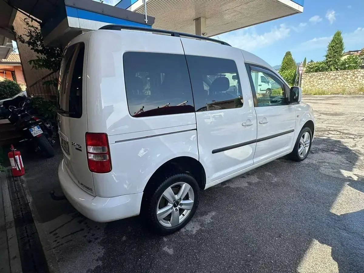 Usata VW Caddy Highline 110 CV (80 kW) 2012 Bianco Monovolume
