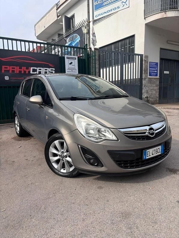 Usata Opel Corsa Edition 75 CV (55 kW) 2013 Beige Utilitaria