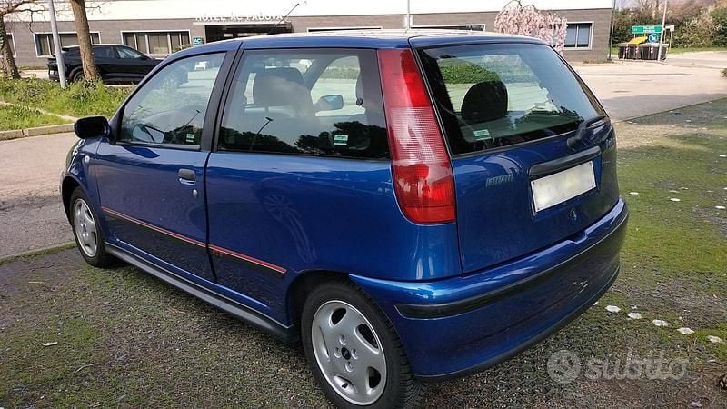Usata Fiat Punto 133 CV (97 kW) 1994 Blu/azzurro Utilitaria