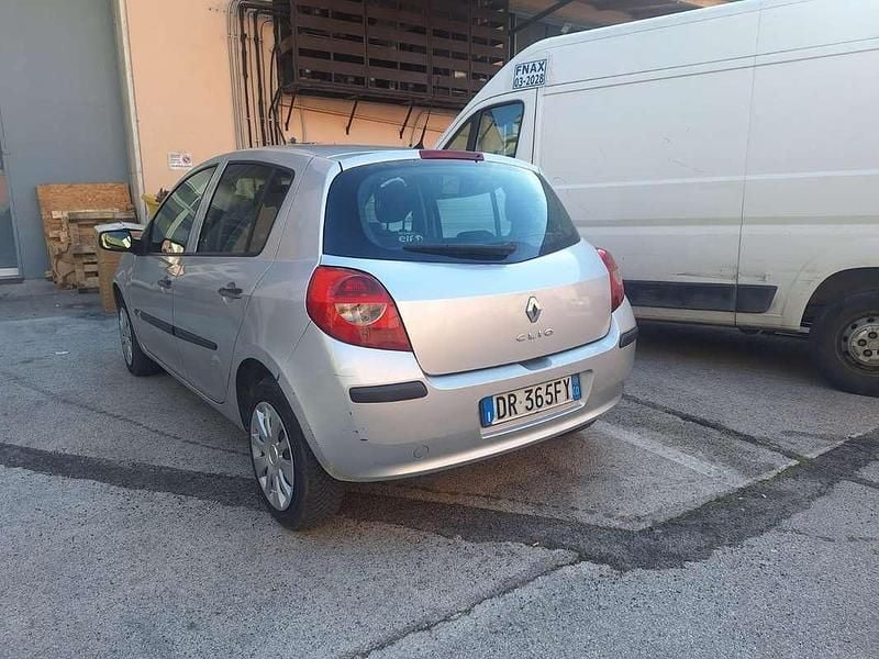 Usata Renault Clio III Dynamique 75 CV (55 kW) 2008 Argento Berlina
