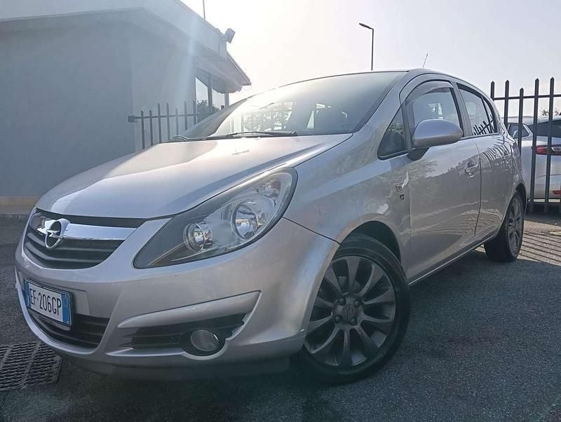 Argento Usata 2010 Opel Corsa Cosmo Tre volumi | 2990 € (Buon prezzo) - Immagine 1/4