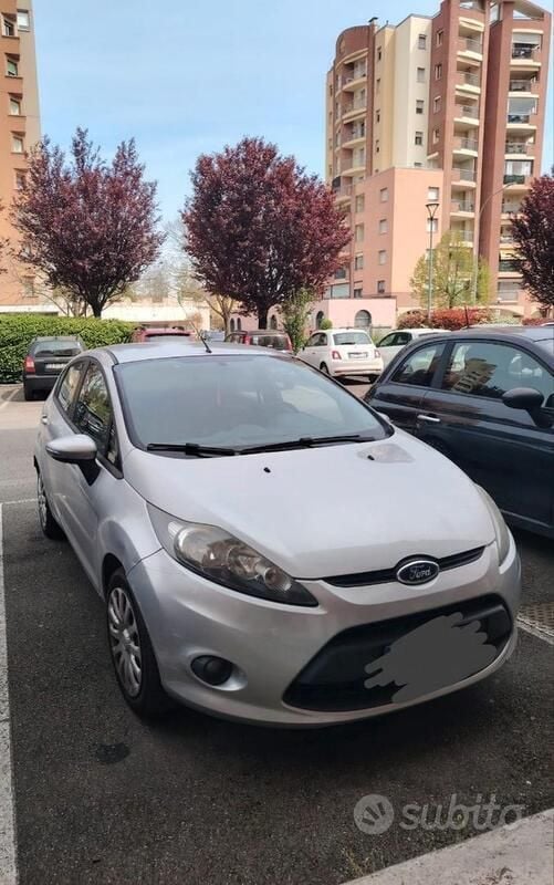 Usata Ford Fiesta 95 CV (69 kW) 2013 Grigio Utilitaria