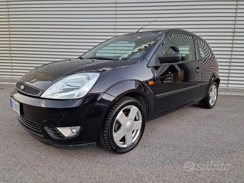 Nero metallizzato Usata 2003 Ford Fiesta Zetec Due volumi | 2400 € (Molto cara) - Immagine 1/4