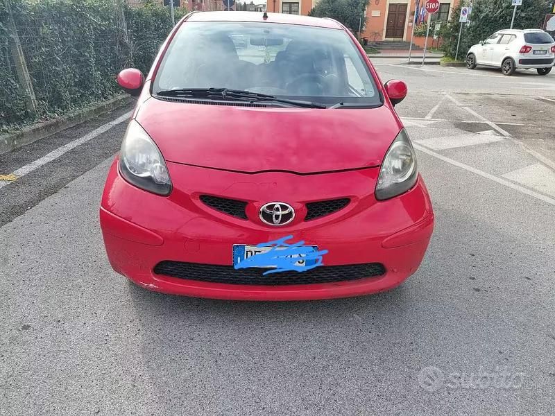 Usata Toyota Aygo 67 CV (49 kW) 2006 Rosso Utilitaria