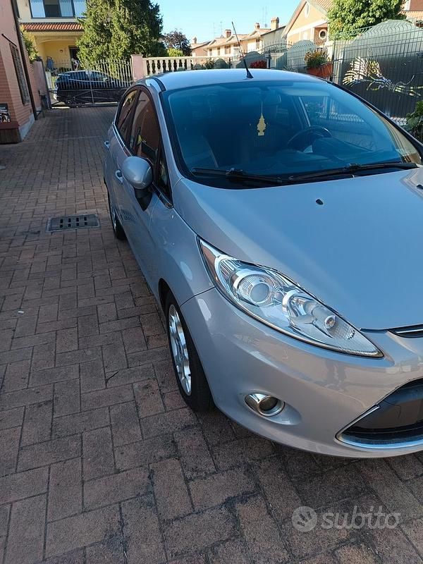 Usata Ford Fiesta 80 CV (58 kW) 2012 Grigio Utilitaria