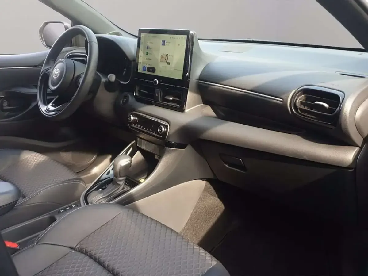 Usata Toyota Yaris Hybrid Lounge 131 CV (96 kW) 2026 Silver met Berlina