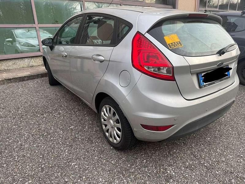 Usata Ford Fiesta 82 CV (60 kW) 2010 Argento Utilitaria